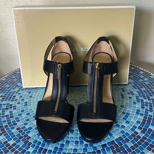 MICHAEL KORS Women's Berkley T-Strap
Platform Dress Sandals size 10